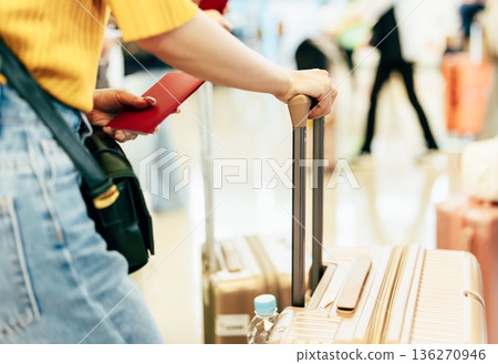 Pulling luggage at the airport ■Photography cooperation: Kansai International Airport (KIX) Pulling luggage at the airport ■Photography cooperation: Kansai International Airport (KIX) 136270946