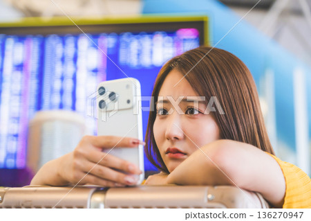 一名女子在車站查看智慧型手機。照片由關西國際機場（KIX）提供。 136270947