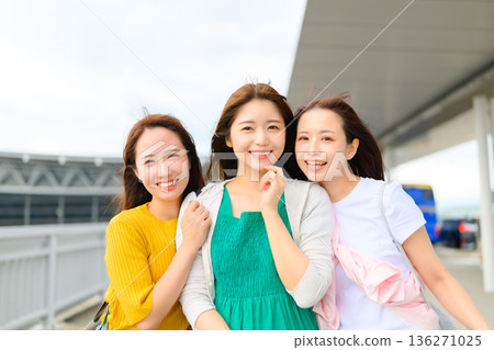 Commemorative photo with friends at the airport ■Photography cooperation: Kansai International Airport (KIX) 136271025