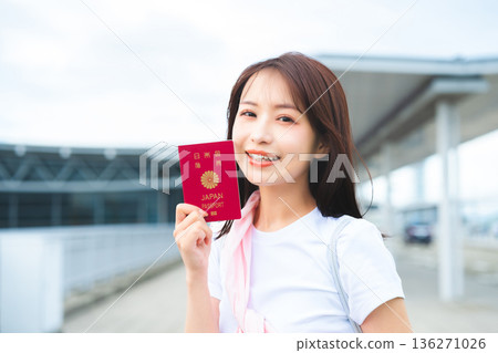 一名女子出示護照。照片由關西國際機場(KIX)提供。 一名女子出示護照。照片由關西國際機場(KIX)提供。 136271026