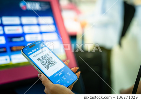 請出示您智慧型手機上的登機證。圖片由關西國際機場（KIX）提供。 136271029