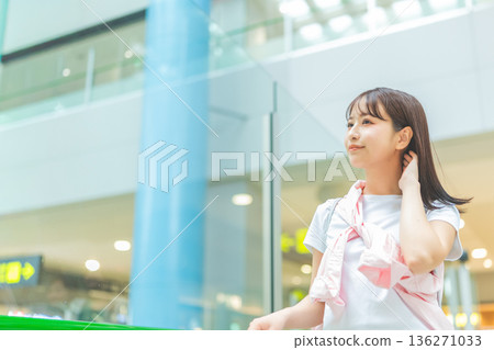 A woman looking to the future at the airport ■Photography cooperation: Kansai International Airport (KIX) A woman looking to the future at the airport ■Photography cooperation: Kansai International Airport (KIX) 136271033