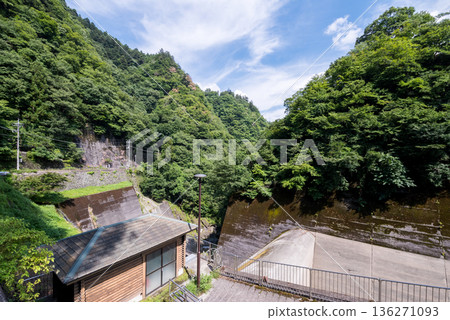 【小河內水壩】夏季水壩與國道 【小河內水壩】夏季水壩與國道 136271093