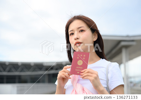 一名女子在機場手持護照。照片由關西國際機場（KIX）提供。 136271133