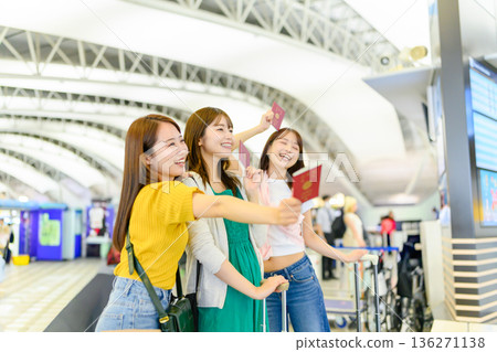 朋友在機場自拍 ■照片由關西國際機場（KIX）提供 136271138