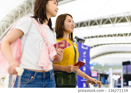 兩名女子在機場候機。照片由關西國際機場（KIX）提供。 136271139