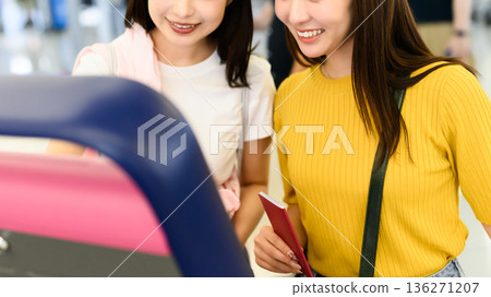 Operating an automatic ticket machine at the airport ■Filming cooperation: Kansai International Airport (KIX) 136271207