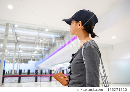 一名女子在機場手持護照。照片由關西國際機場（KIX）提供。 136271210