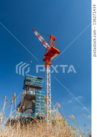 新名神高速公路建設:大阪府高槻市,河床上矗立著起重機 新名神高速公路建設:大阪府高槻市,河床上矗立著起重機 136271434