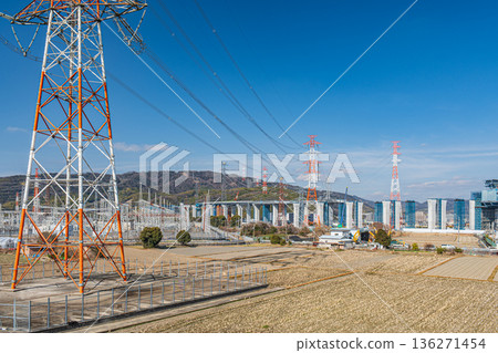 大阪府高槻市，新名神高速公路施工現場，鄉村地帶高聳的輸電塔 136271454