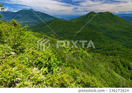 從戶隱山脈五地藏山附近可以看到黑姬山和妙高山。 136271624
