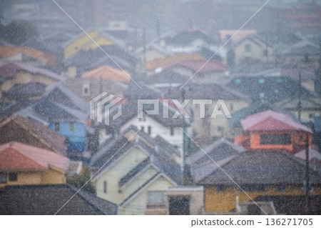 日本橫濱的城市景觀：冬日里，住宅區被皚皚白雪覆蓋…令人沮喪的房地產市場…不斷上漲的公用事業帳單…雪景聚焦=橫濱 136271705