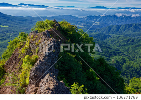 戶隱山有之渡的岩石山峰，以及淺間山、富士山、八嶽山和南阿爾卑斯山脈的山脈。 136271769