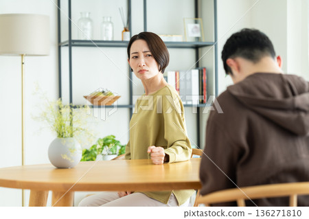 一對夫妻吵架 一對夫妻吵架 136271810