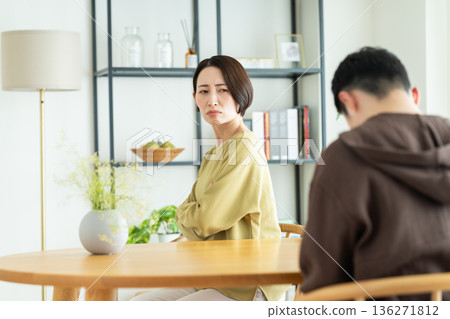 一對夫妻吵架 136271812