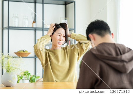 一對夫妻吵架 136271813