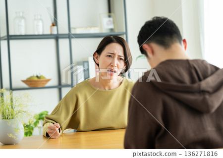 一對夫妻吵架 136271816