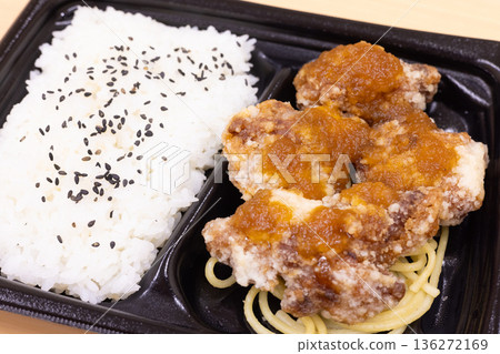 美味的炸雞便當,配上白蘿蔔絲和柚子醋 美味的炸雞便當,配上白蘿蔔絲和柚子醋 136272169