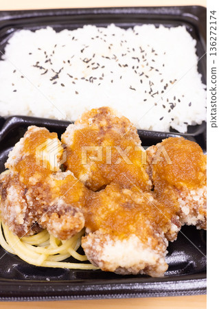 美味的炸雞便當,配上白蘿蔔絲和柚子醋 美味的炸雞便當,配上白蘿蔔絲和柚子醋 136272174