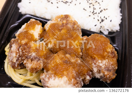 美味的炸雞便當，配上白蘿蔔絲和柚子醋 136272176