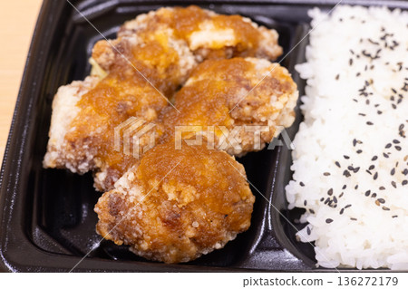 美味的炸雞便當,配上白蘿蔔絲和柚子醋 美味的炸雞便當,配上白蘿蔔絲和柚子醋 136272179