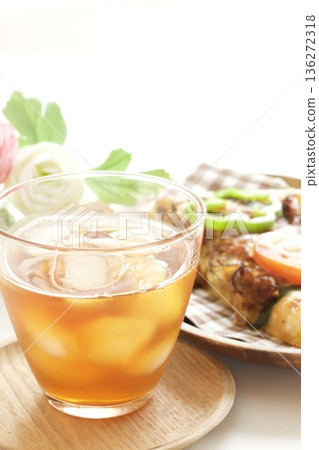 番茄辣椒披薩和冰茶 番茄辣椒披薩和冰茶 136272318