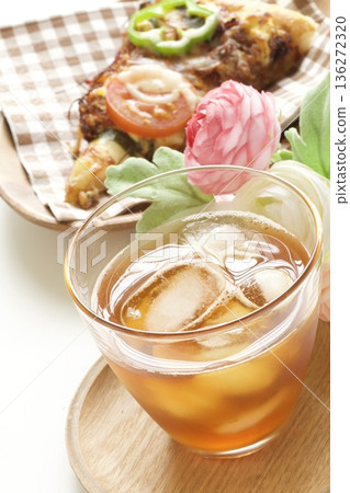 番茄辣椒披薩和冰茶 番茄辣椒披薩和冰茶 136272320