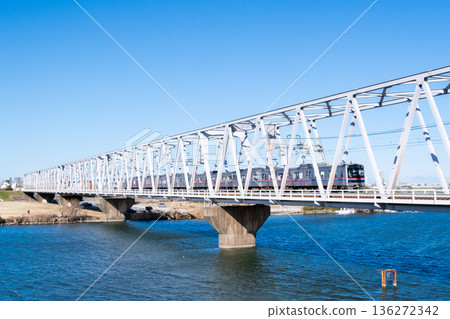 【京成本線】清晨，一列地方列車駛過江戶川大橋。 136272342