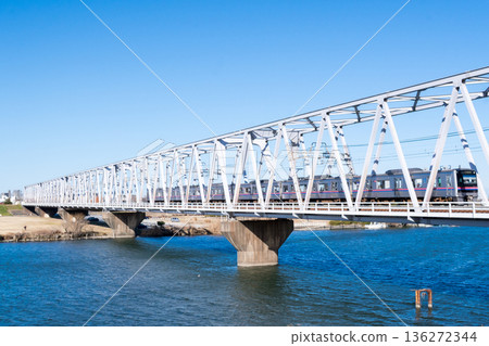 [Keisei Main Line] A local train crossing the Edogawa Bridge early in the morning 136272344