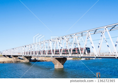 【京成本線】清晨，一列快速列車駛過江戶川大橋 136272365