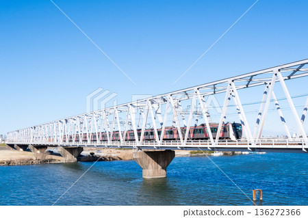 【京成本線】清晨，一列快速列車駛過江戶川大橋 136272366