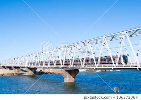 【京成本線】清晨，一列快速列車駛過江戶川大橋 136272367