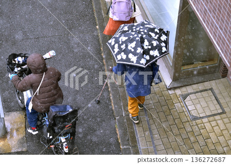 日本橫濱的城市景觀。寒風凜冽，雪花紛飛……階梯和崎嶇不平的地形……老齡化的社會。一位拄著拐杖的老婦人－橫濱市 136272687