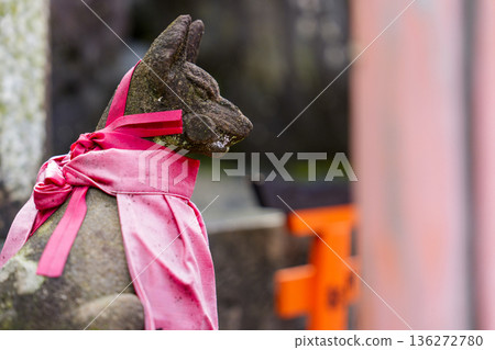 稻荷神社裡的狐狸雕像，身穿紅色圍裙 136272780