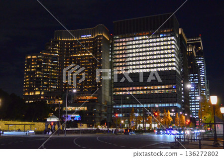 Tokyo, Marunouchi: Skyscrapers seen from the Imperial Palace 136272802