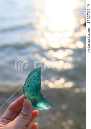 海玻璃映襯著波光粼粼的海洋背景 136272849