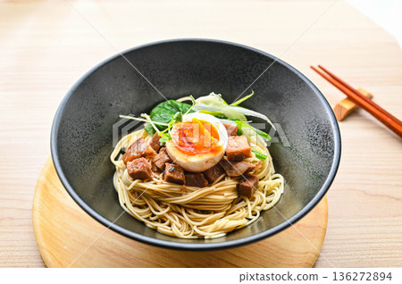 沾麵，上面放有豬肉丁 136272894