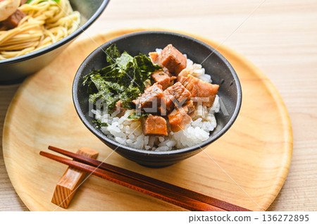 米飯上蓋著豬肉丁 136272895