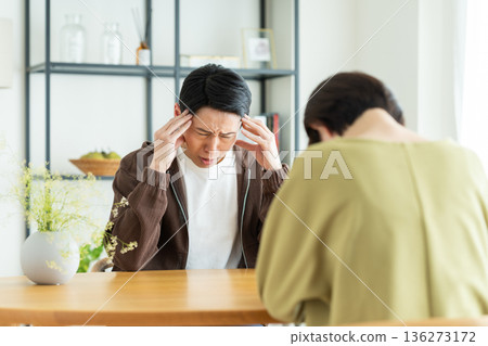擔心的中間夫婦 擔心的中間夫婦 136273172