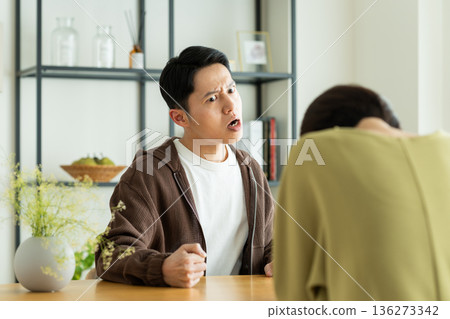 一對夫妻吵架 一對夫妻吵架 136273342