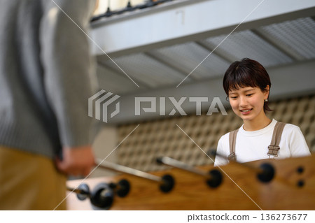 女人和桌上足球 136273677