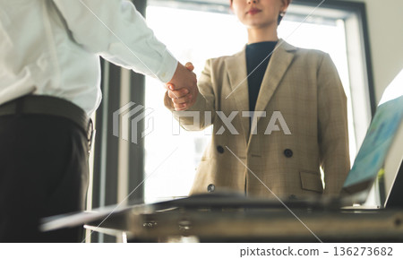 Handshake business agreement 136273682