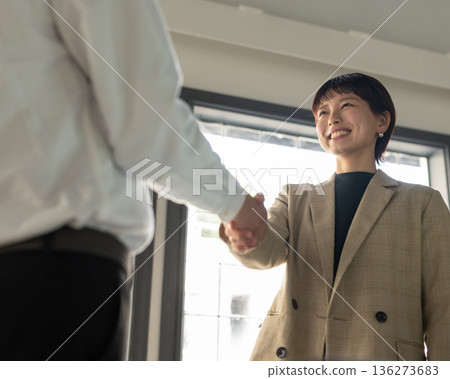 商業握手 136273683