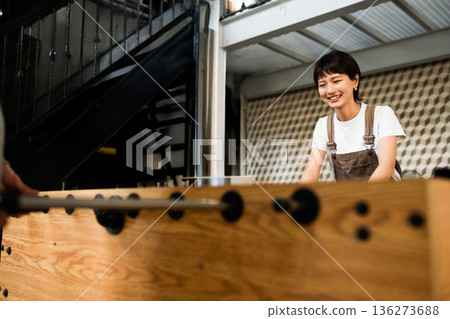 對著桌上足球微笑 136273688