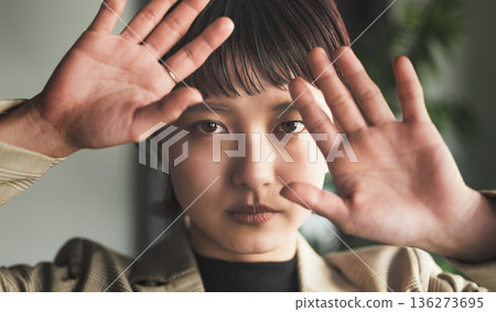 Hand pose woman Hand pose woman 136273695