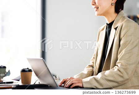 一位女士正在使用電腦。 136273699
