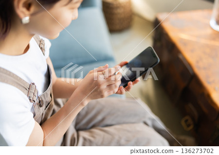 操作智能手機的女人 136273702