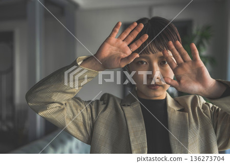 女人用手擋住路 136273704