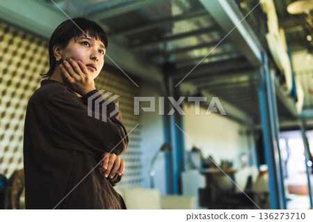 憂鬱的女性肖像 136273710