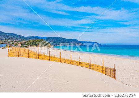 (Shizuoka Prefecture) Izu Shirahama Coast in winter, beach, sand barrier 136273754